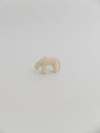 小さな草を食む馬
