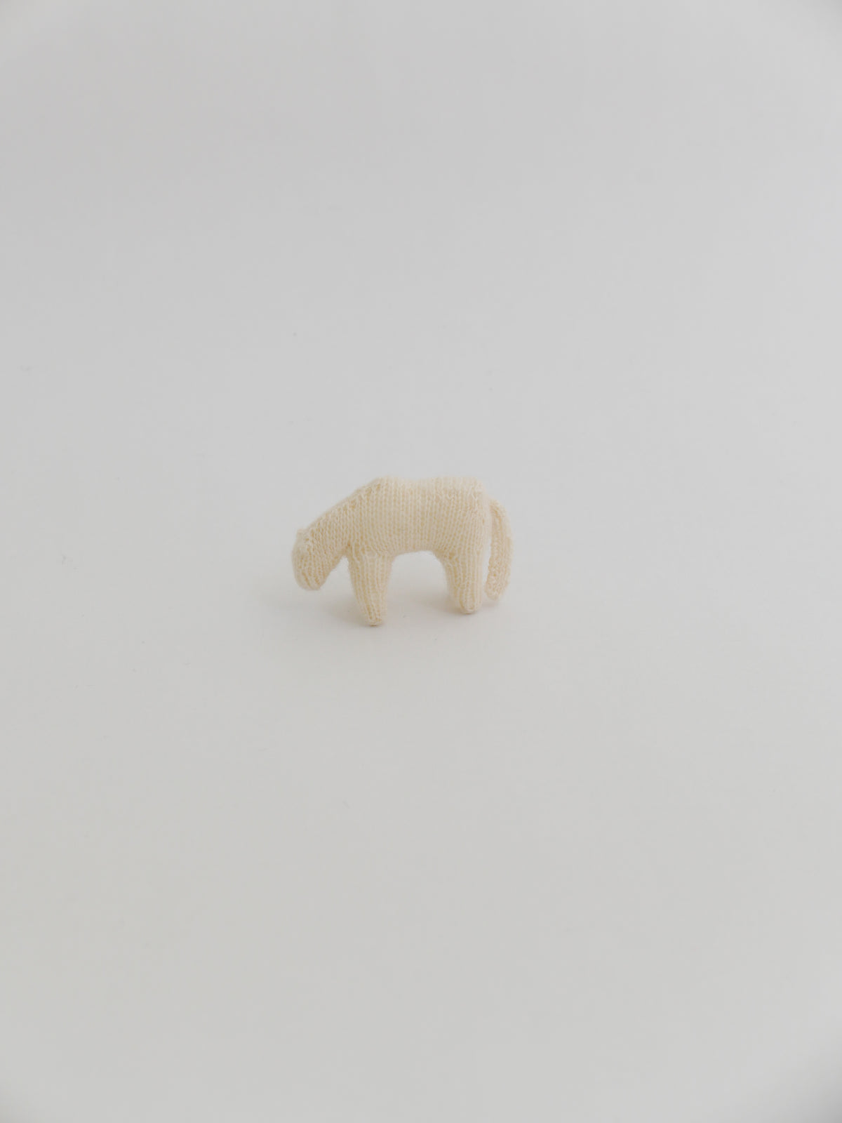 小さな草を食む馬