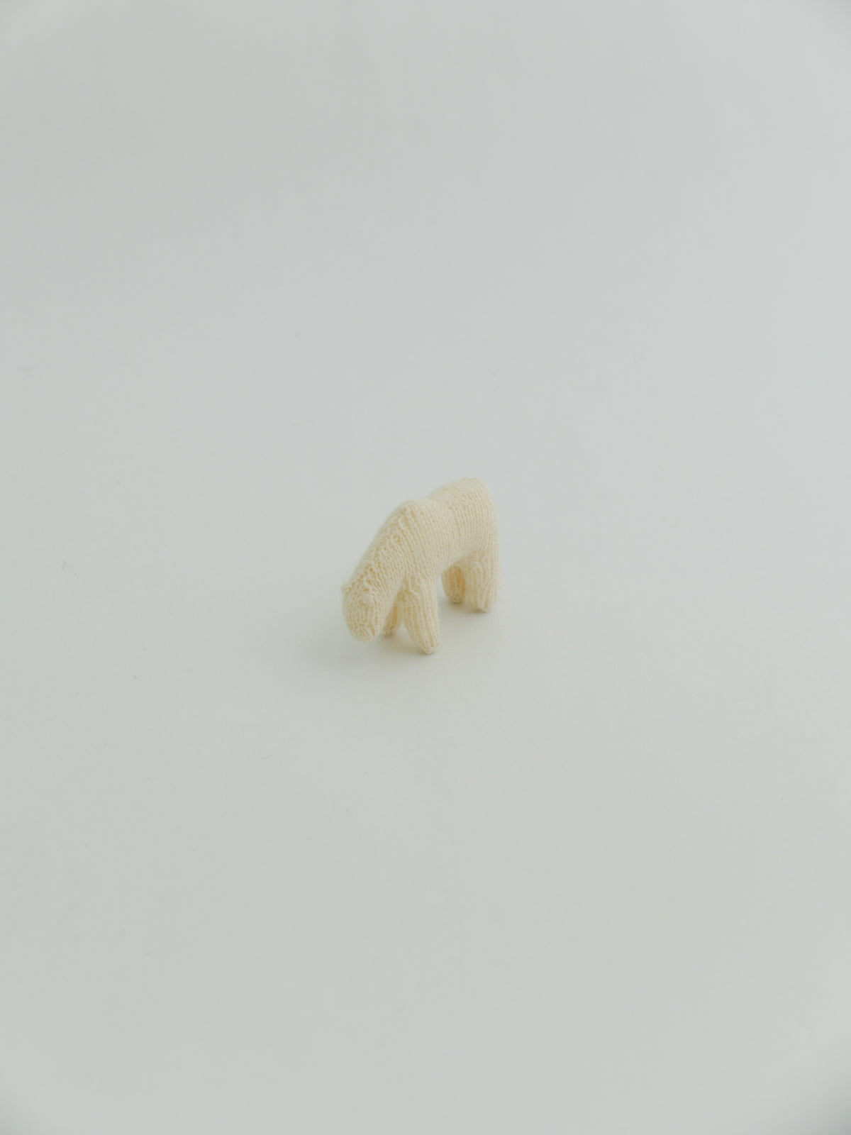 小さな草を食む馬