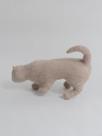 かがむ猫