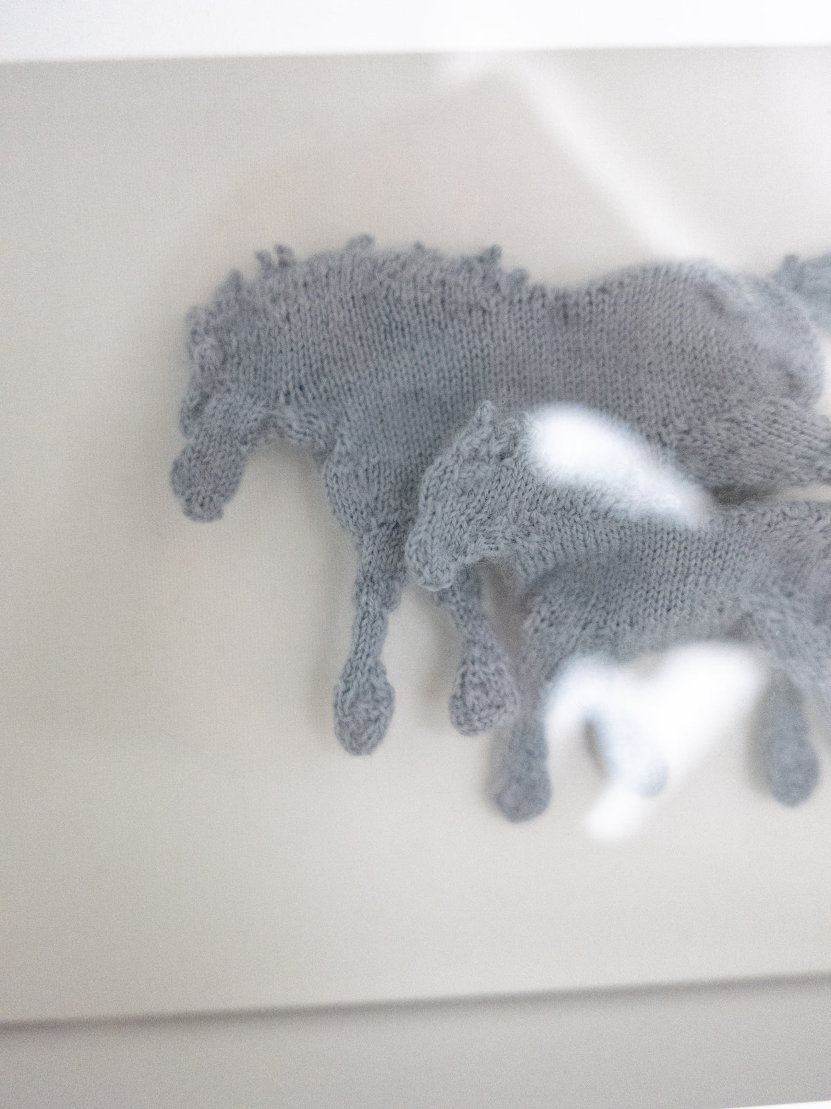 額装　親子の馬